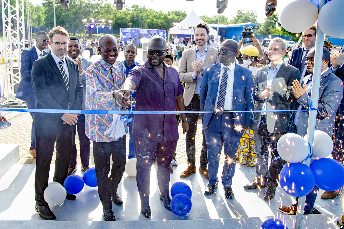 Francis Asenso-Boakye (centro), Ministro de Obras y Vivienda de Ghana, corta la cinta azul e inaugura oficialmente la nueva sede de MC-Bauchemie Ghana en Accra.